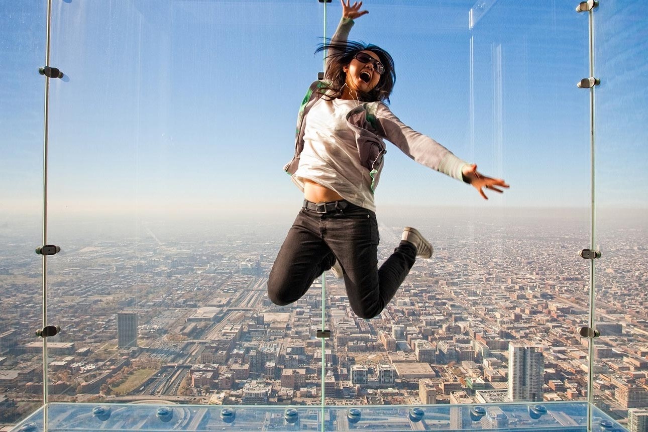 Be kinh quan sat tren toa thap cao nhat thanh pho o Brazil hinh anh