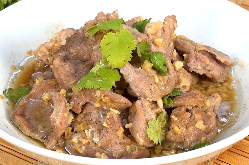 Meo xao thit heo ngon bang lo vi song hinh anh