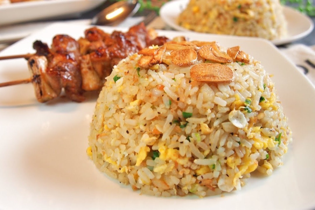 Cach rang com voi trung, toi ngon ma tiet kiem hinh anh