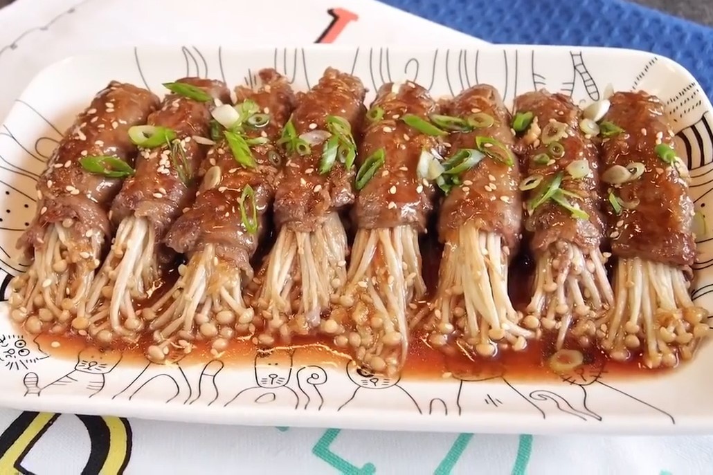 Lam bo cuon nam nhanh gon cho mam com gia dinh hinh anh