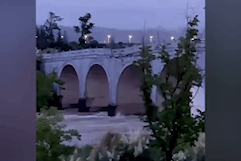 Cay cau o Trung Quoc bat ngo sap sau khi mot du khach di qua hinh anh