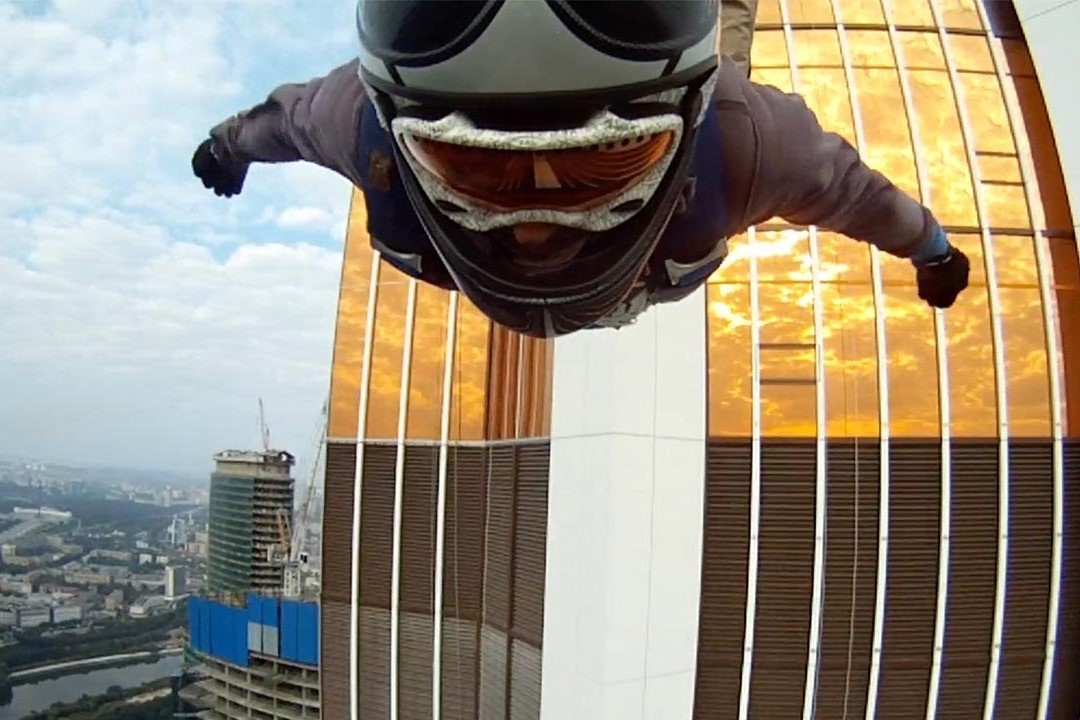 Chang trai nhay du tu dinh thap cao 339 m hinh anh