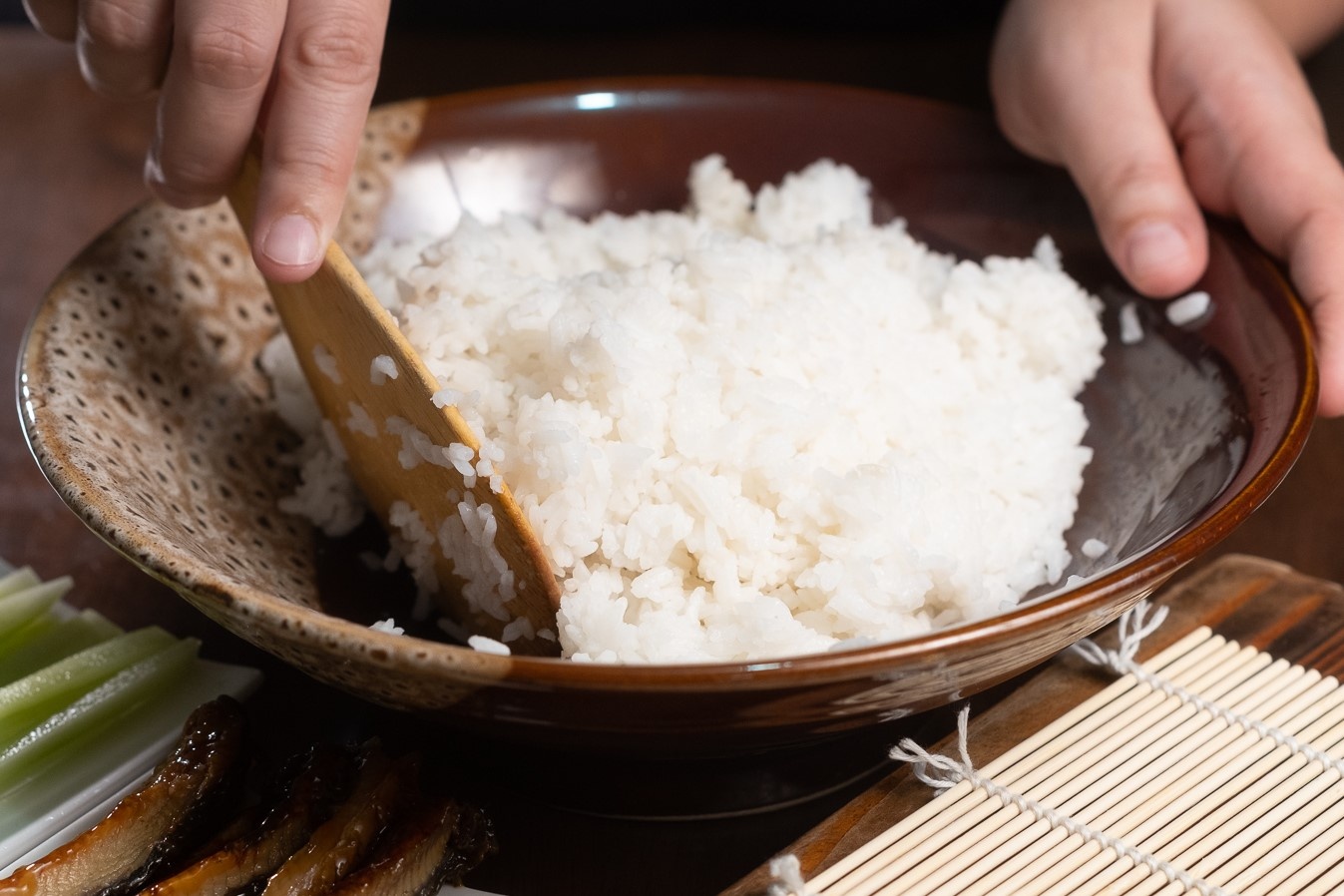 Cach nau com lam sushi mem deo chuan Nhat hinh anh