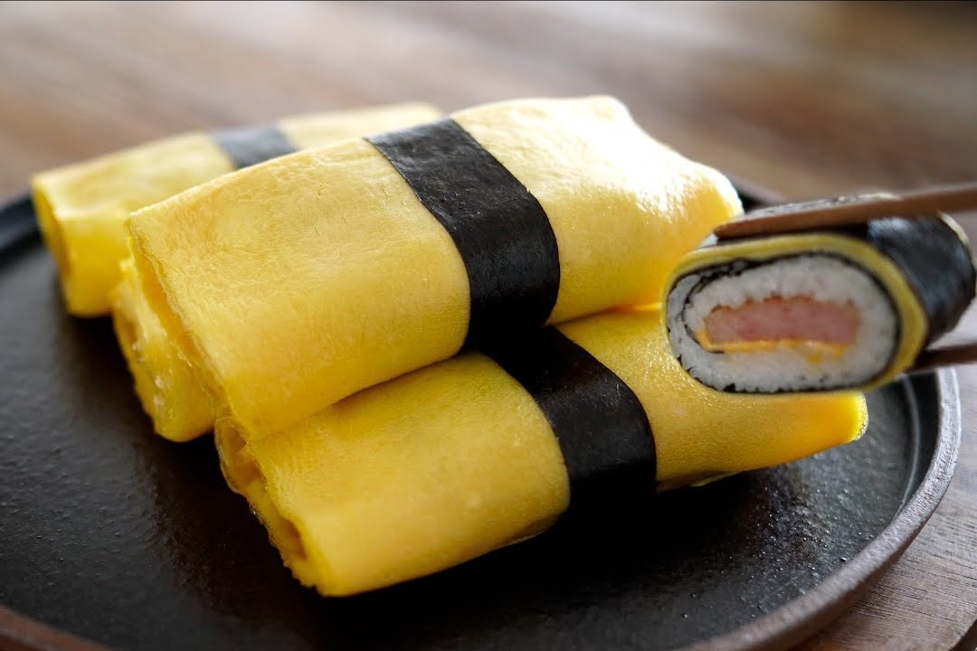 Cach lam trung cuon com kieu moi hinh anh