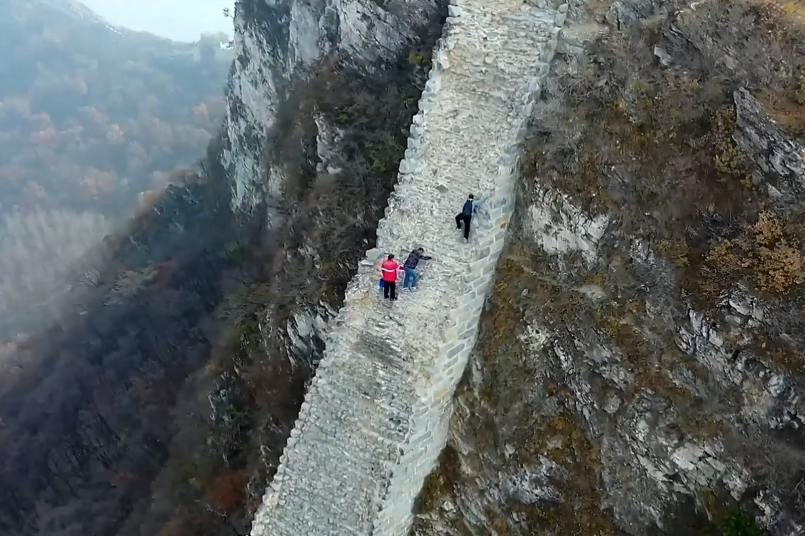 Bac thang doc dung o Van Ly Truong Thanh hinh anh