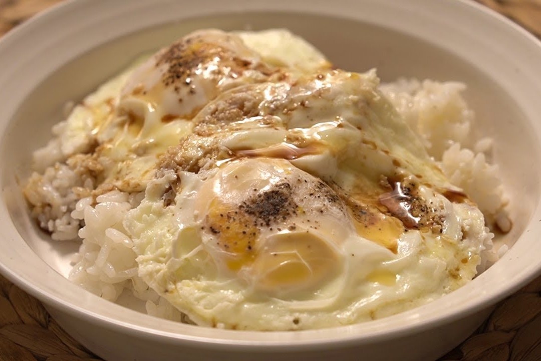 5 phut lam mon com trung xi dau tiet kiem hinh anh