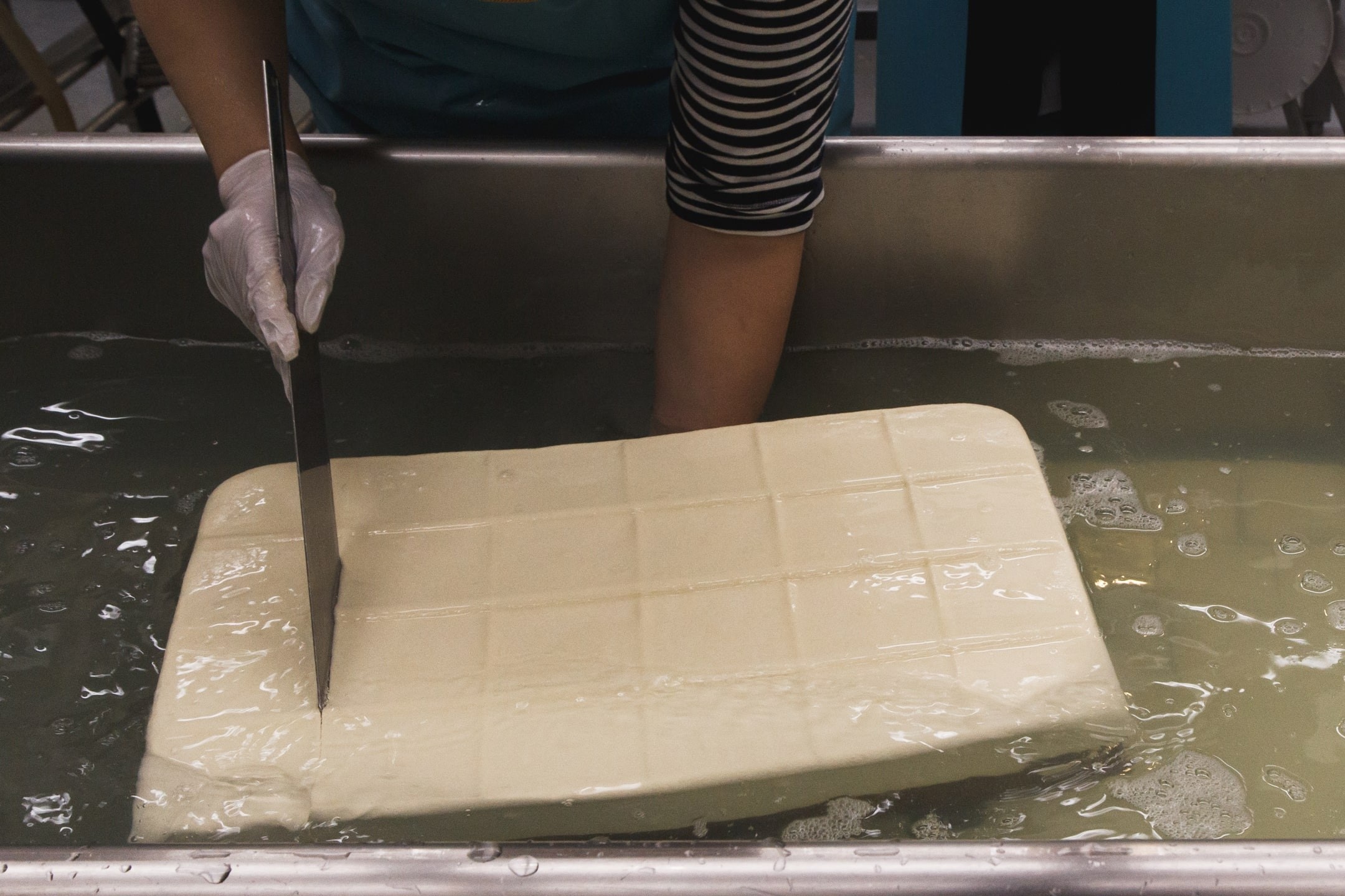 Nha may lam thu cong hon 1.300 kg dau phu moi ngay hinh anh