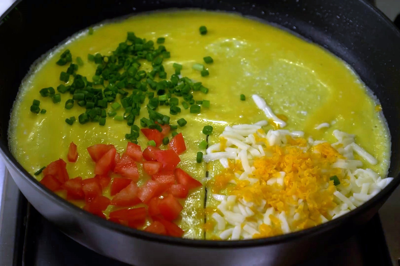 Cach lam trung op let pho mai, ca chua cho bua sang hinh anh