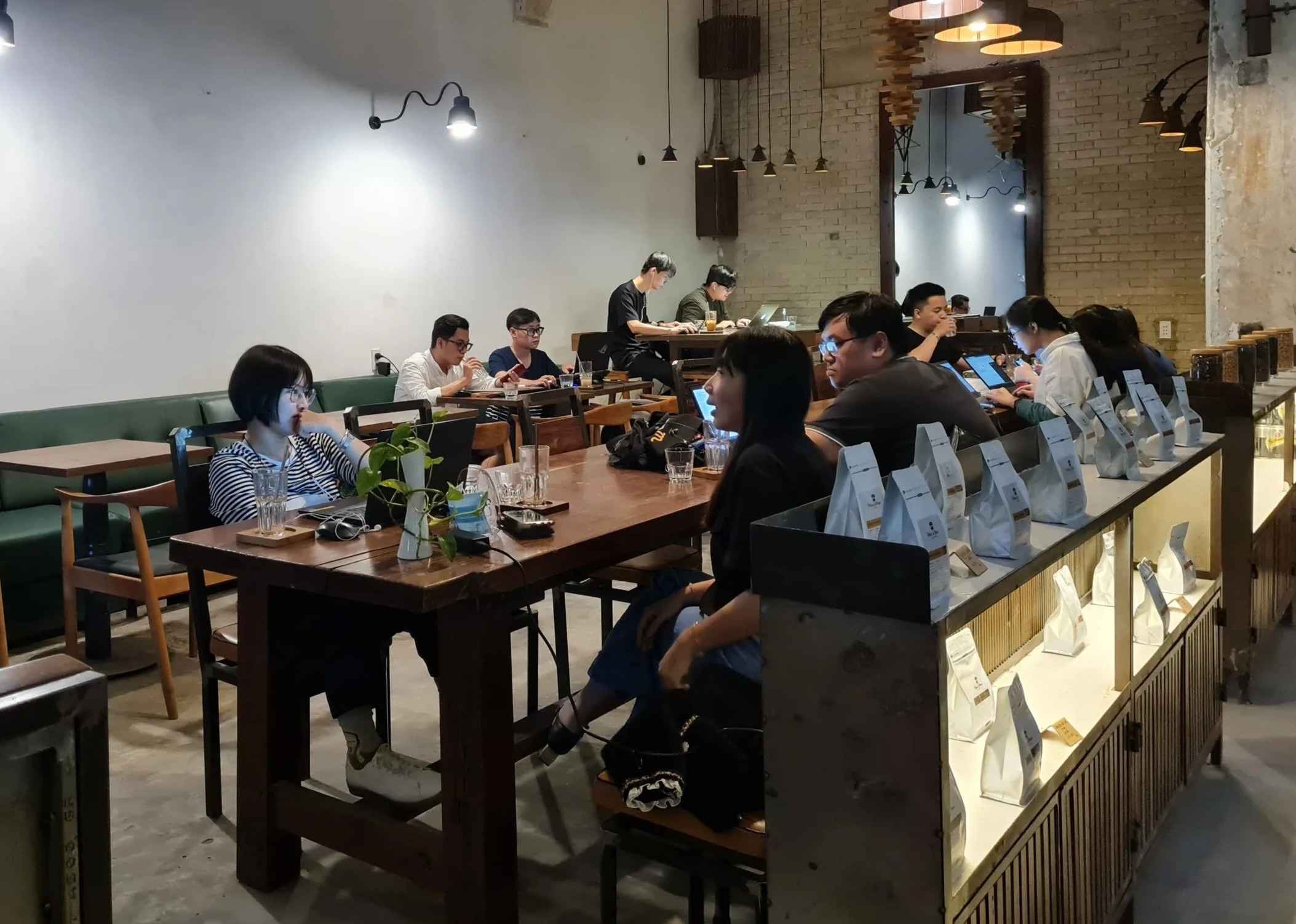 Quan ca phe gan nha tho Duc Ba hoi sinh hau dich hinh anh