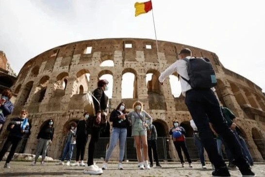 Du khach My bi phat vi uong bia trong Dau truong La Ma hinh anh