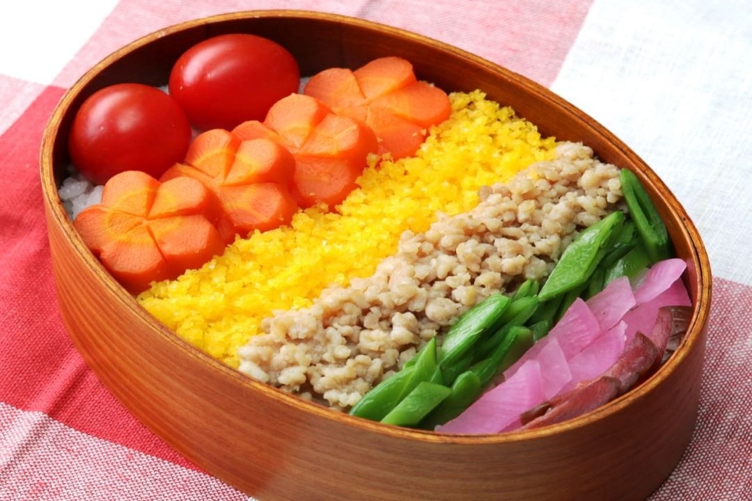 Mon com bento cau vong kieu Nhat hinh anh