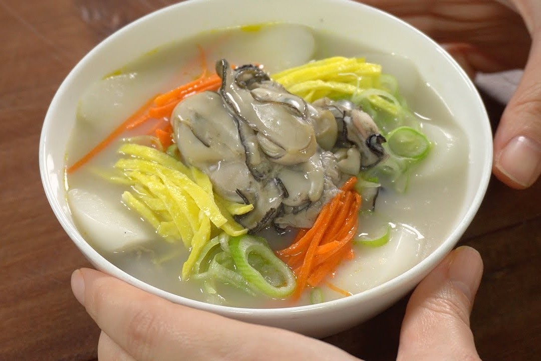 Canh banh gao nau hau kieu Han Quoc hinh anh