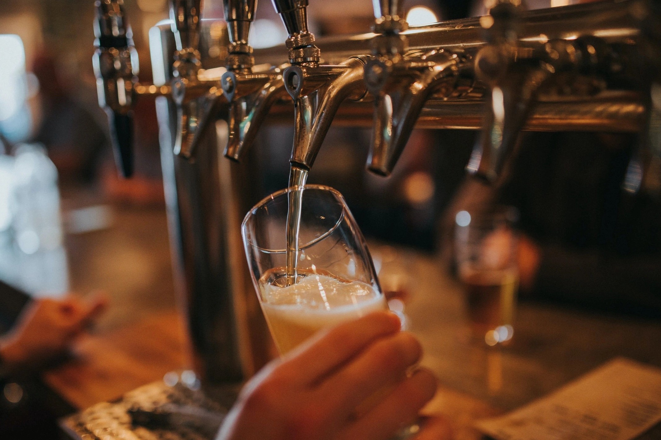 Uong bia craft cuoi tuan o TP.HCM hinh anh