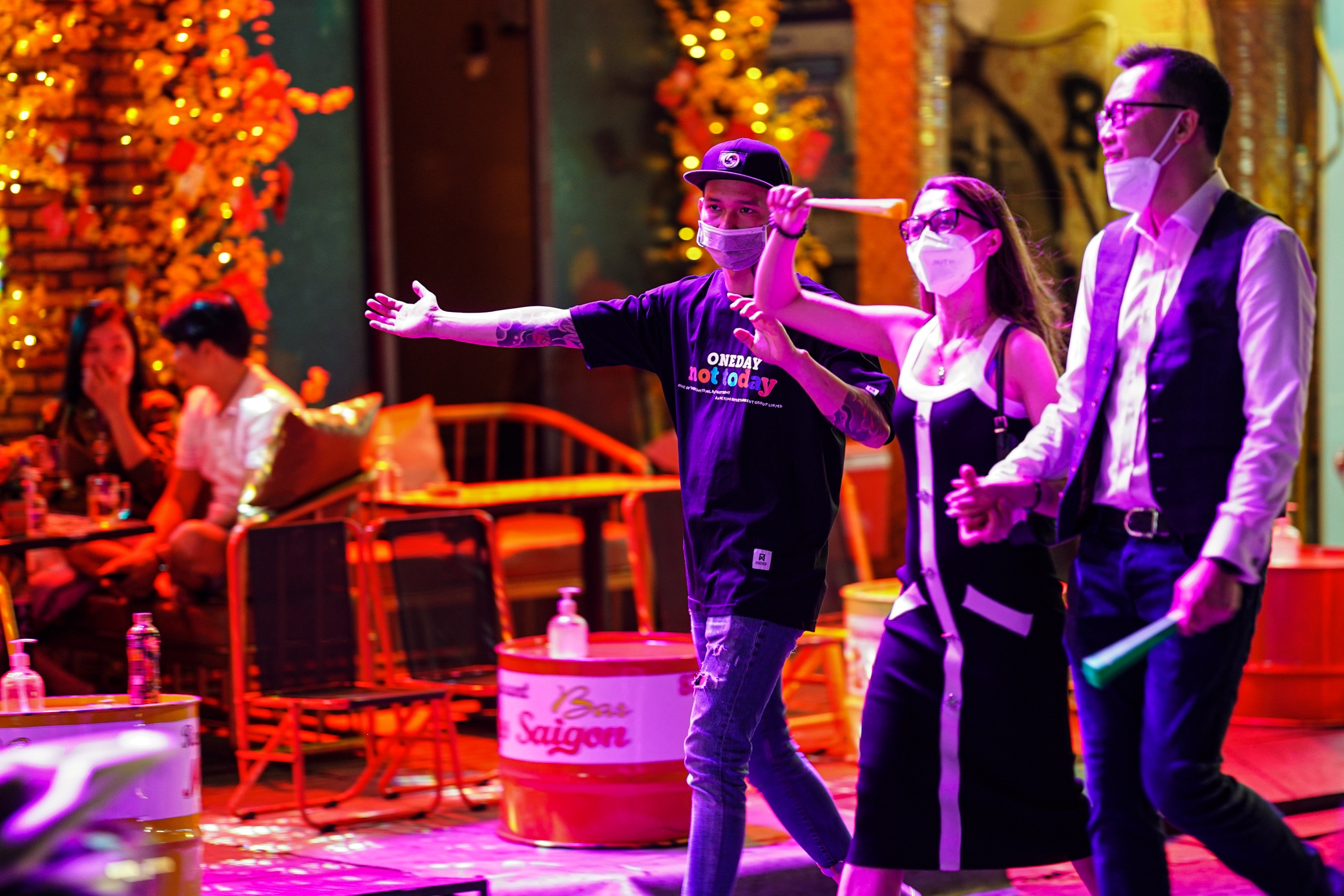 Quan bar pho Tay Bui Vien ngay mo cua tro lai hinh anh