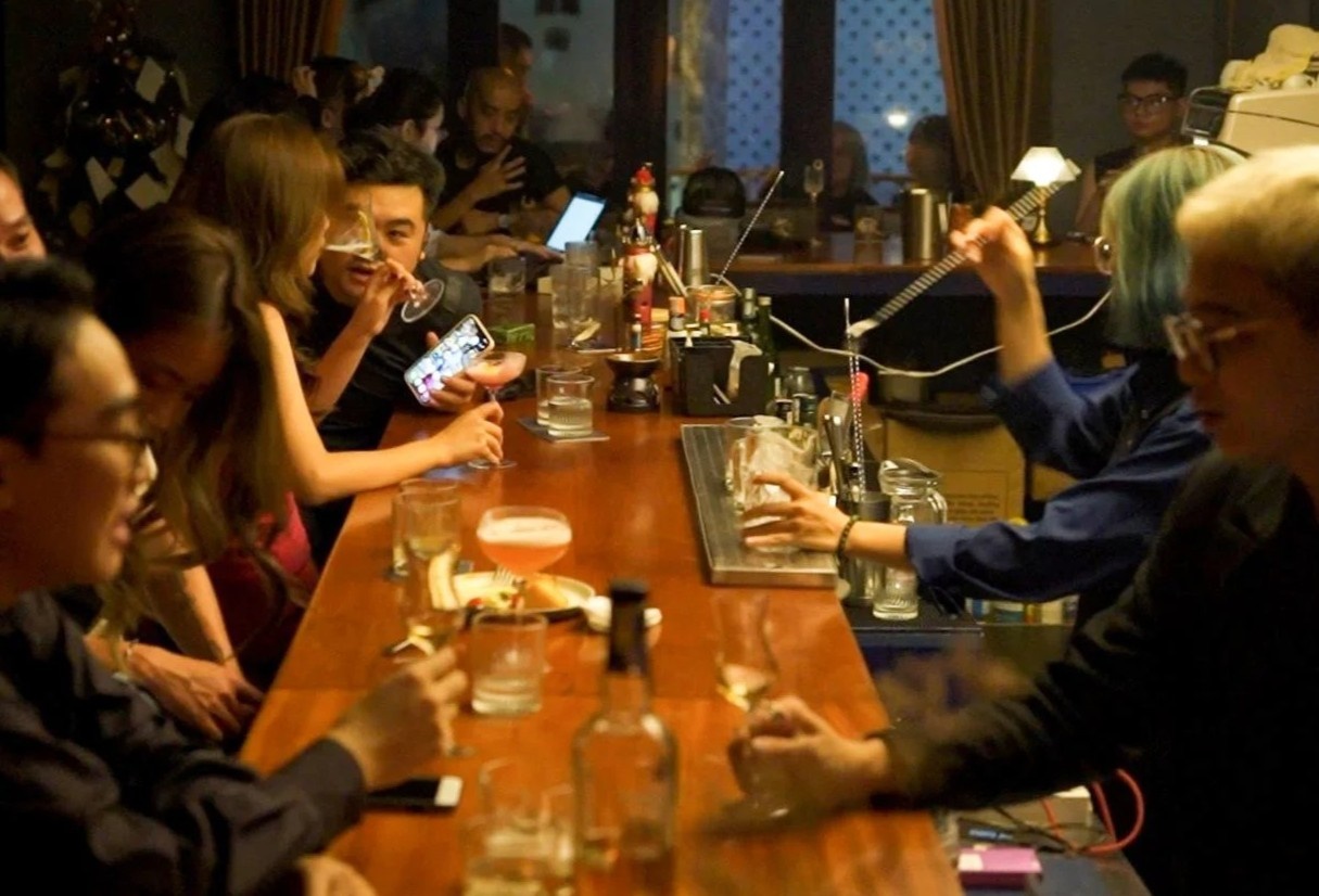 Nguoi tre TP.HCM di uong cocktail ngay dau tuan hinh anh