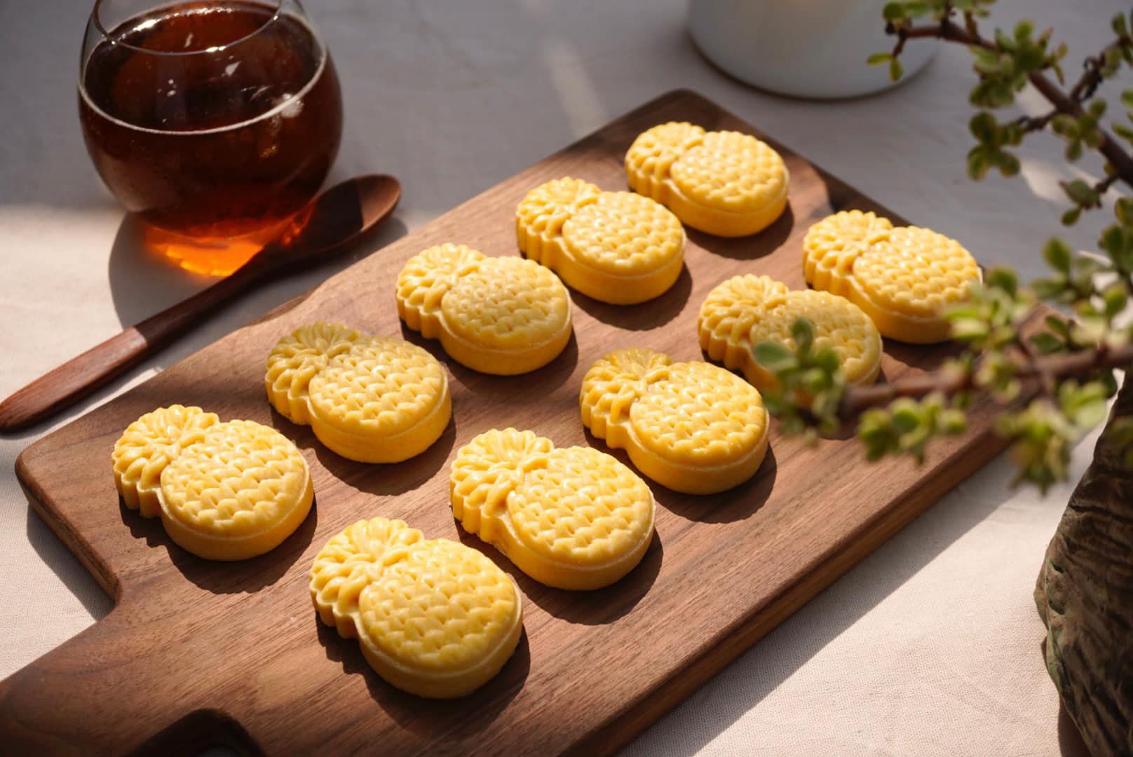 Lam moi khay banh keo dai khach dip Tet hinh anh