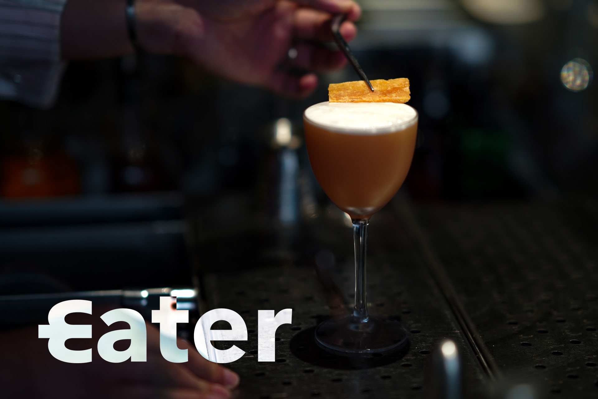 Cocktail bar an minh trong khu cho o TP.HCM hinh anh