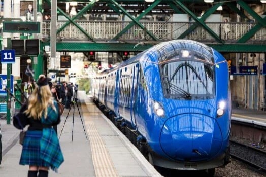 Du lich chau Au bang xe lua hinh anh