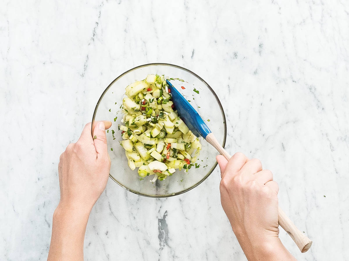 Hoc lam dui ga nuong kem salad dua chuot cho ngay le anh 3