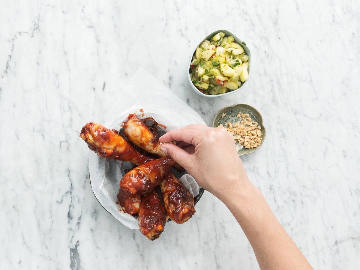 Hoc lam dui ga nuong kem salad dua chuot cho ngay le anh 5