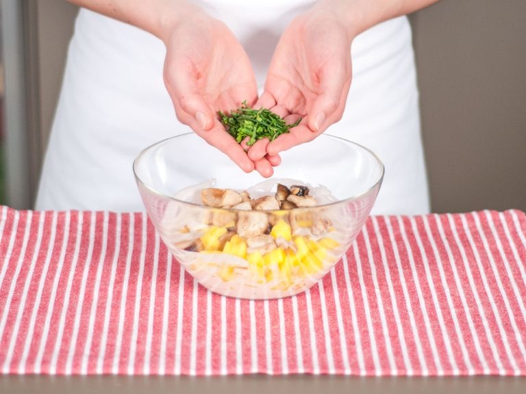 Cách làm bánh mì salad gà ảnh 6 Cach lam banh mi salad ga anh 6