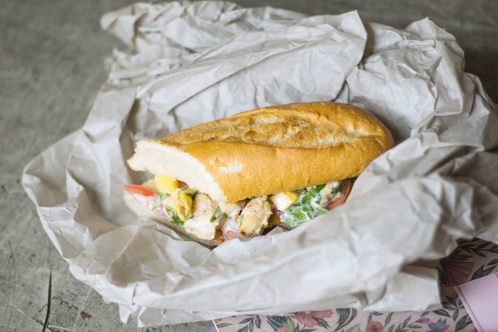 Cong thuc banh mi salad ga cho cuoi tuan hinh anh