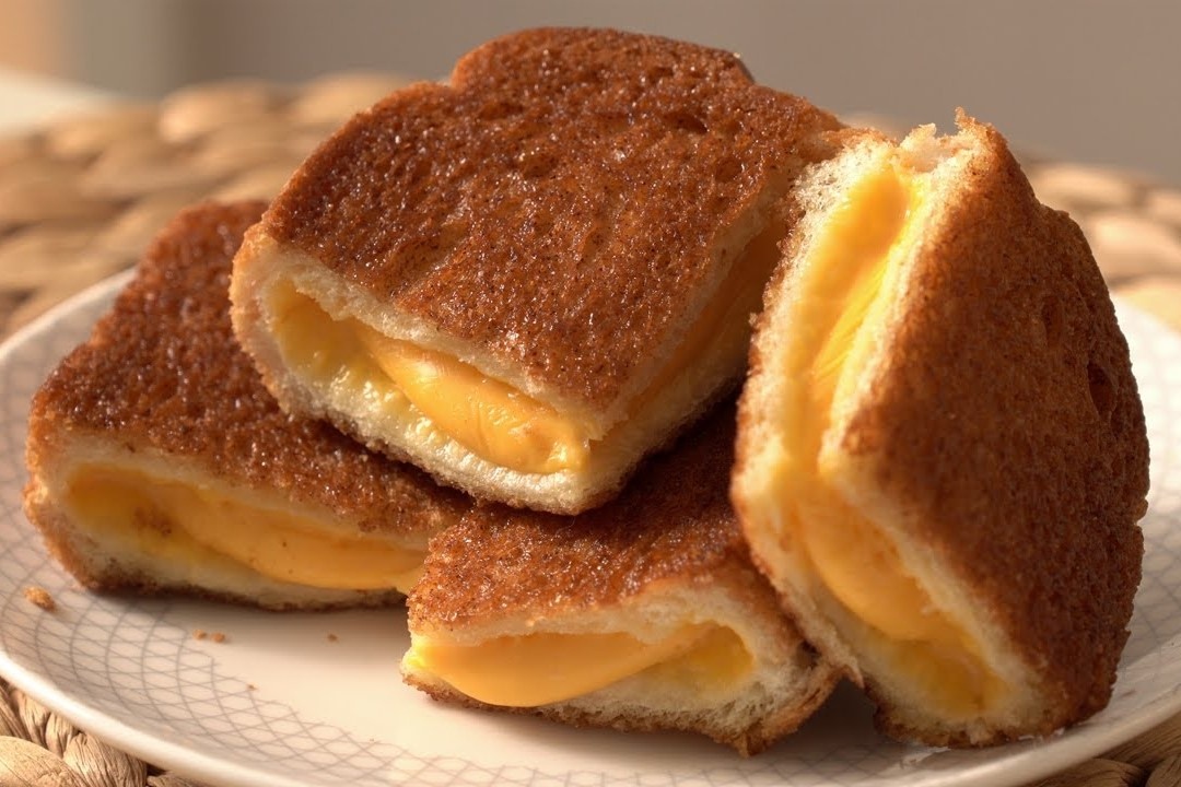 Lam banh mi nuong pho mai duong nau cho bua sang hinh anh