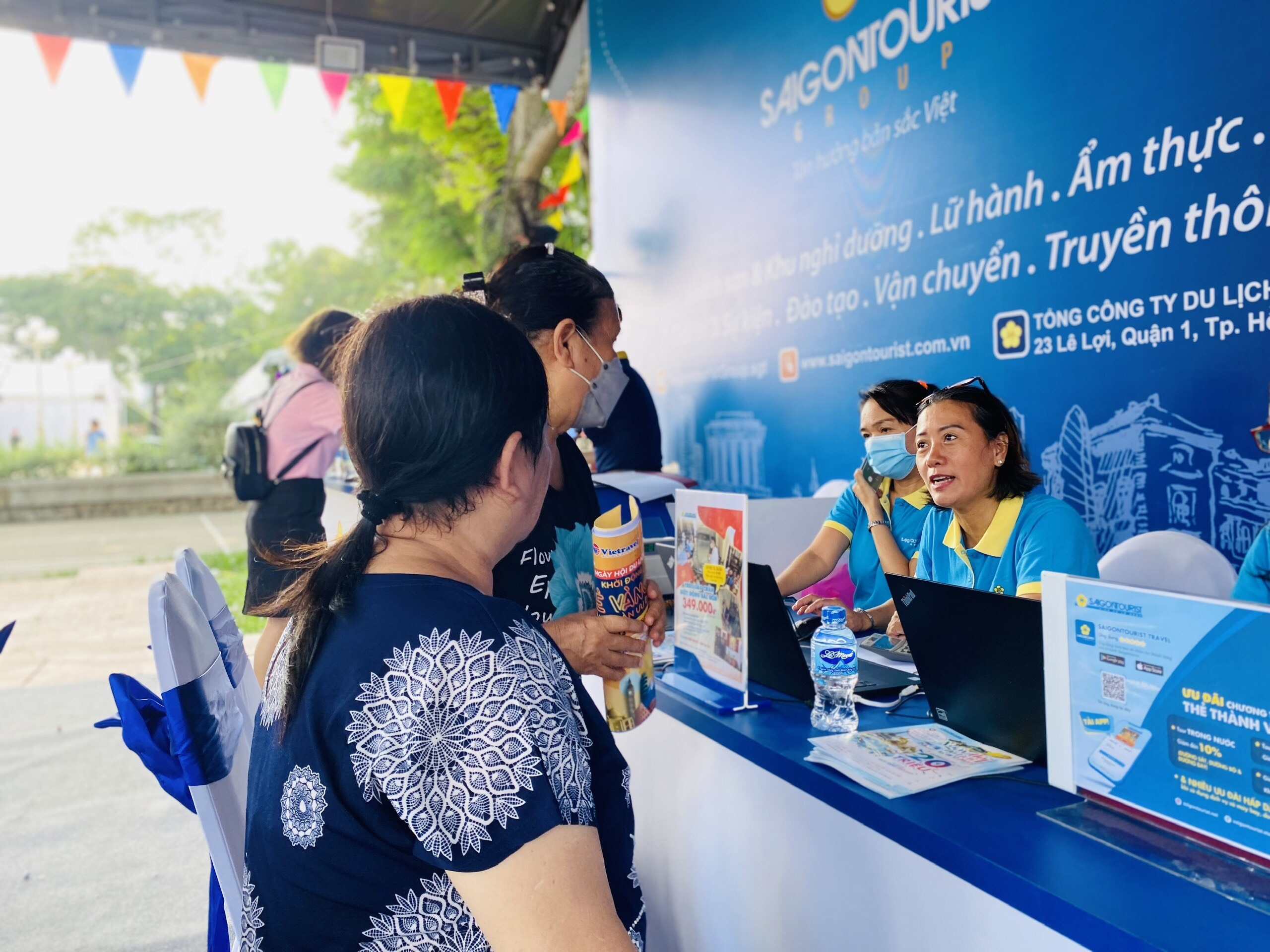 Khach Viet chuong di tour Thai Lan, Singapore dip he hinh anh