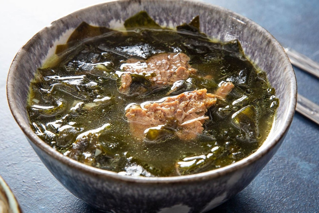 Hoc nau canh rong bien thit bo bo duong cho cuoi tuan hinh anh