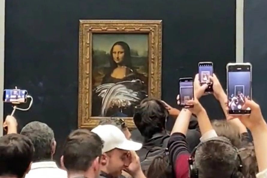 Tranh nang Mona Lisa bi nem banh kem trong bao tang o Paris hinh anh