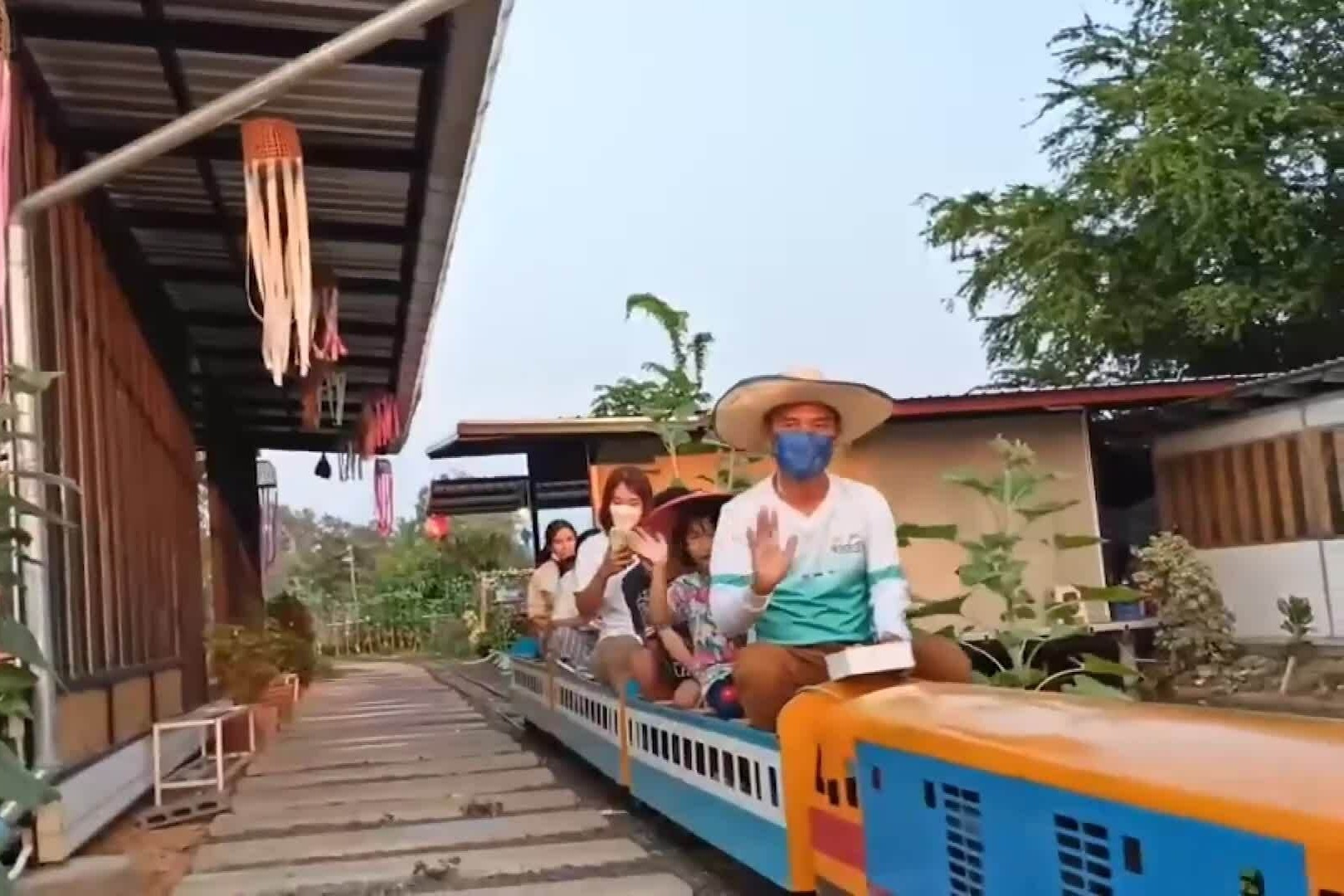 Nha hang cho khach bang tau hoa mini hinh anh