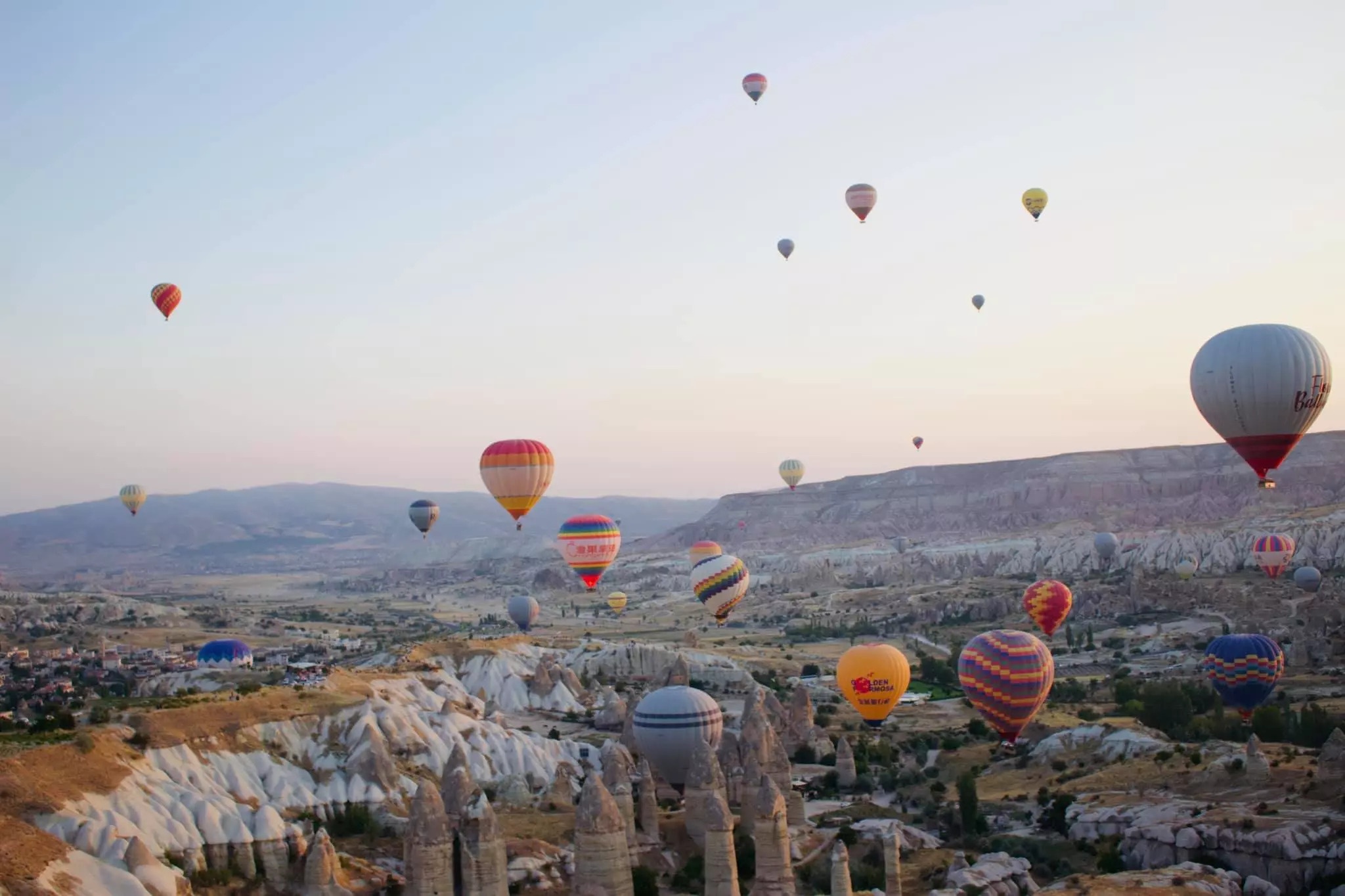 Cô gái đi hàng chục nước sau dịch ảnh 3 Co gai di hang chuc nuoc sau dich anh 3