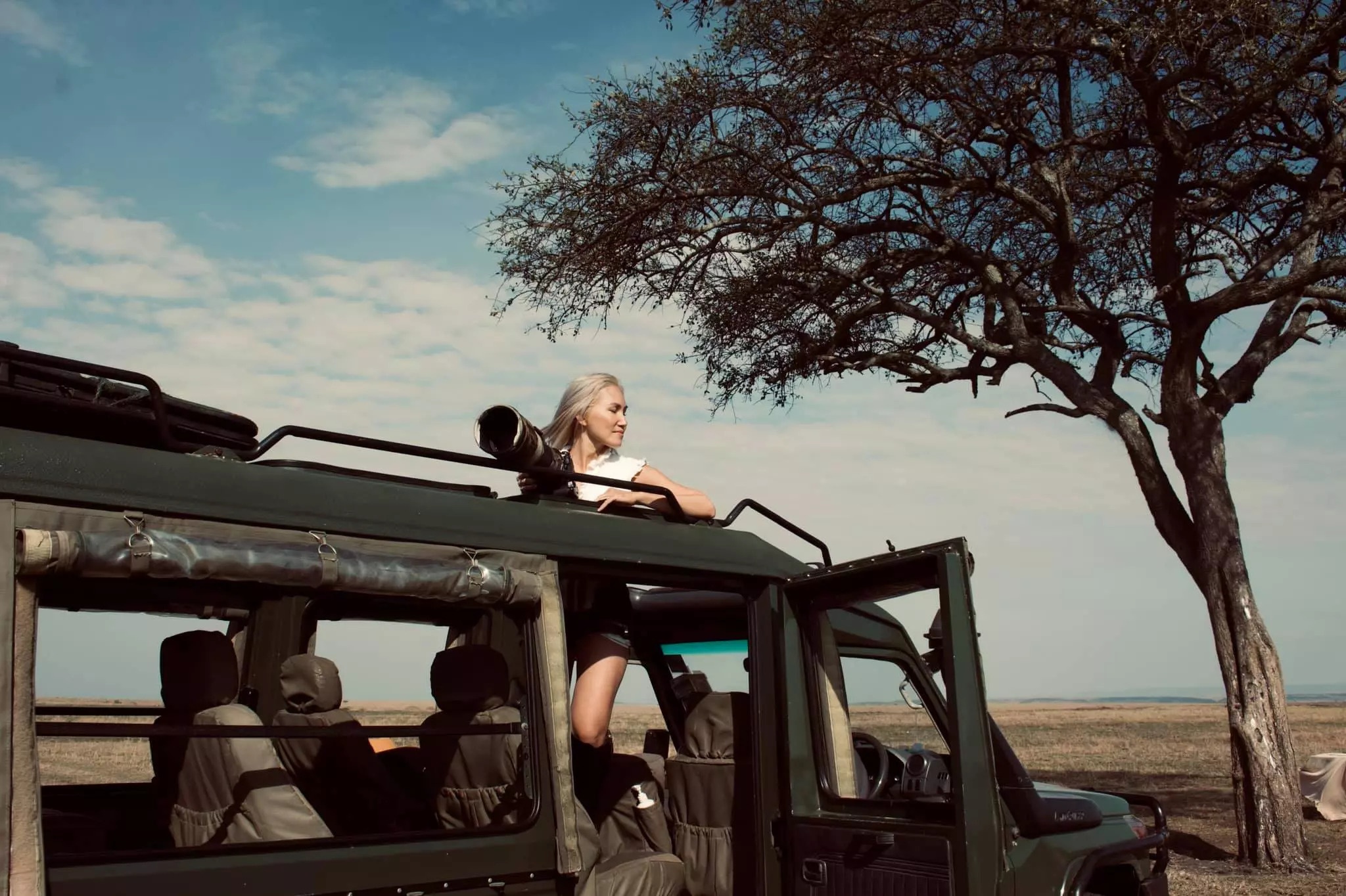 Co gai nguoi Viet di hang chuc nuoc sau dich hinh anh