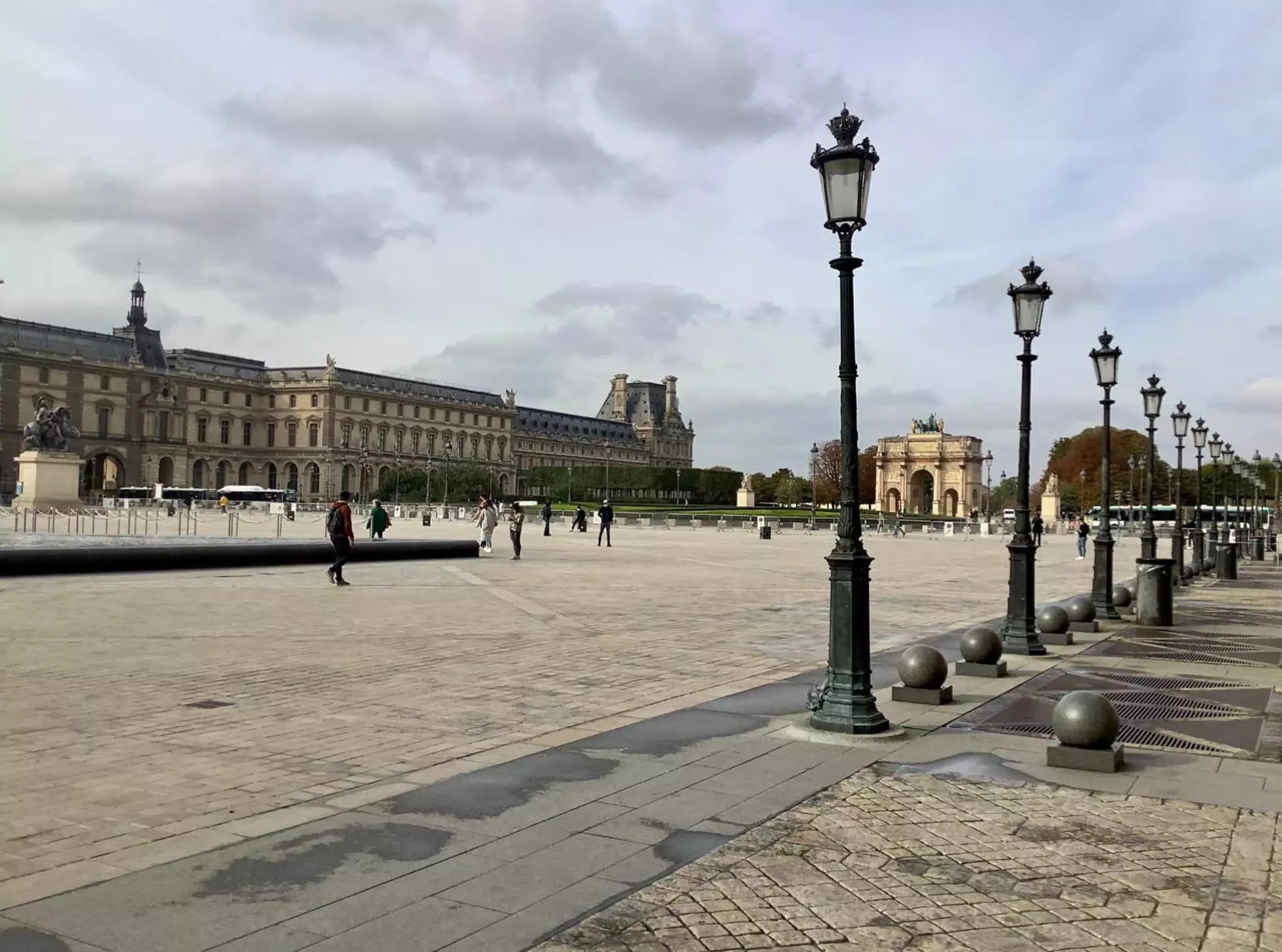 Co gai di hang chuc nuoc sau dich anh 2