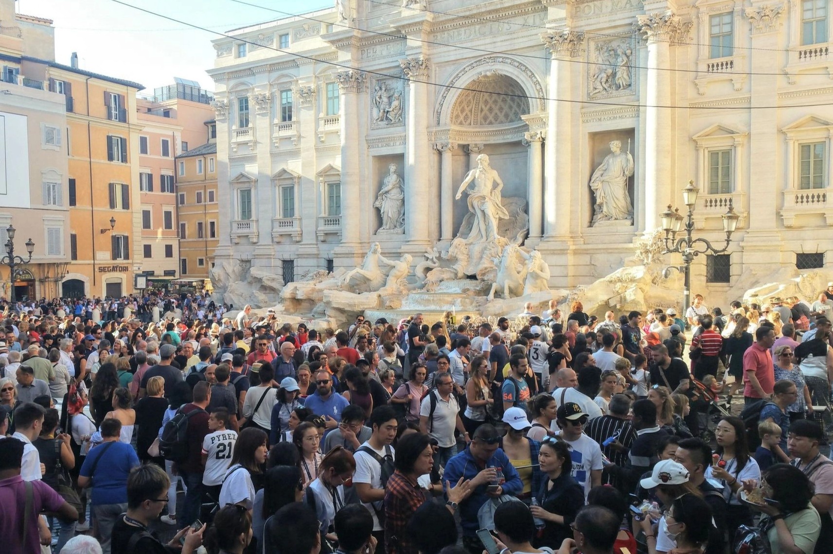 Du hoc sinh Viet o Italy dan tour mua nang nong hinh anh