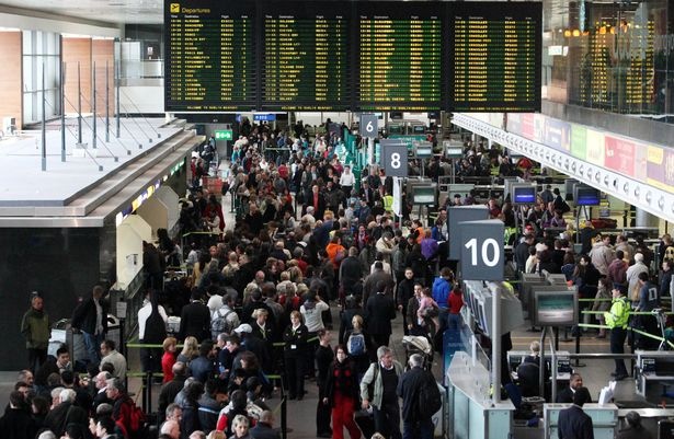 Ly do khong nen di may bay vao chu nhat hinh anh