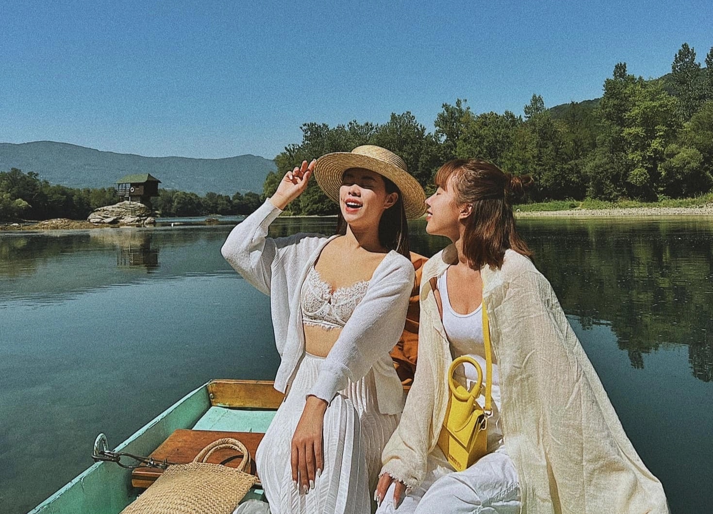 Doi ban than 18 nam ru nhau di 18 nuoc chau Au hinh anh