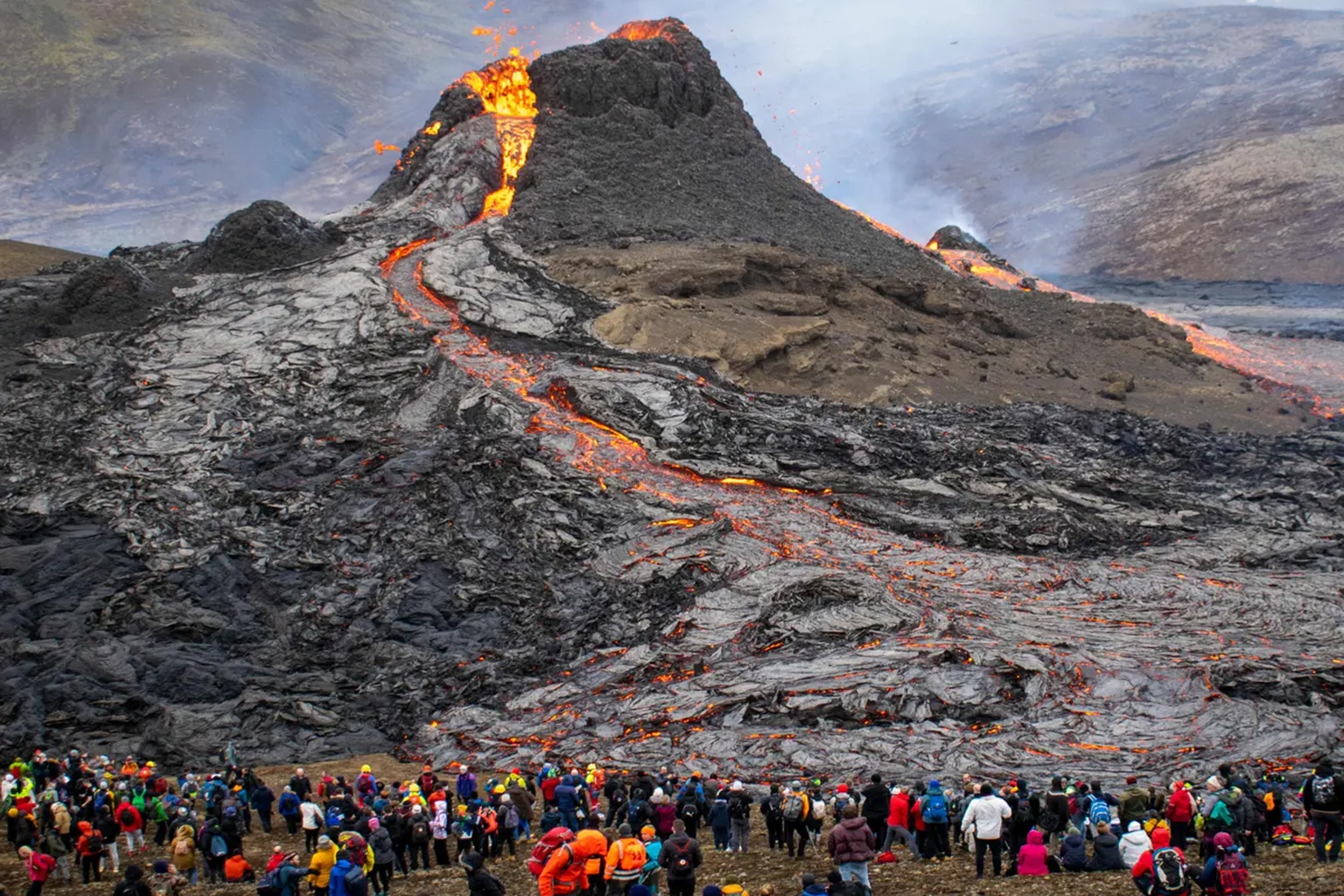 Hon 20.000 du khach mao hiem ngam nui lua phun trao o Iceland hinh anh