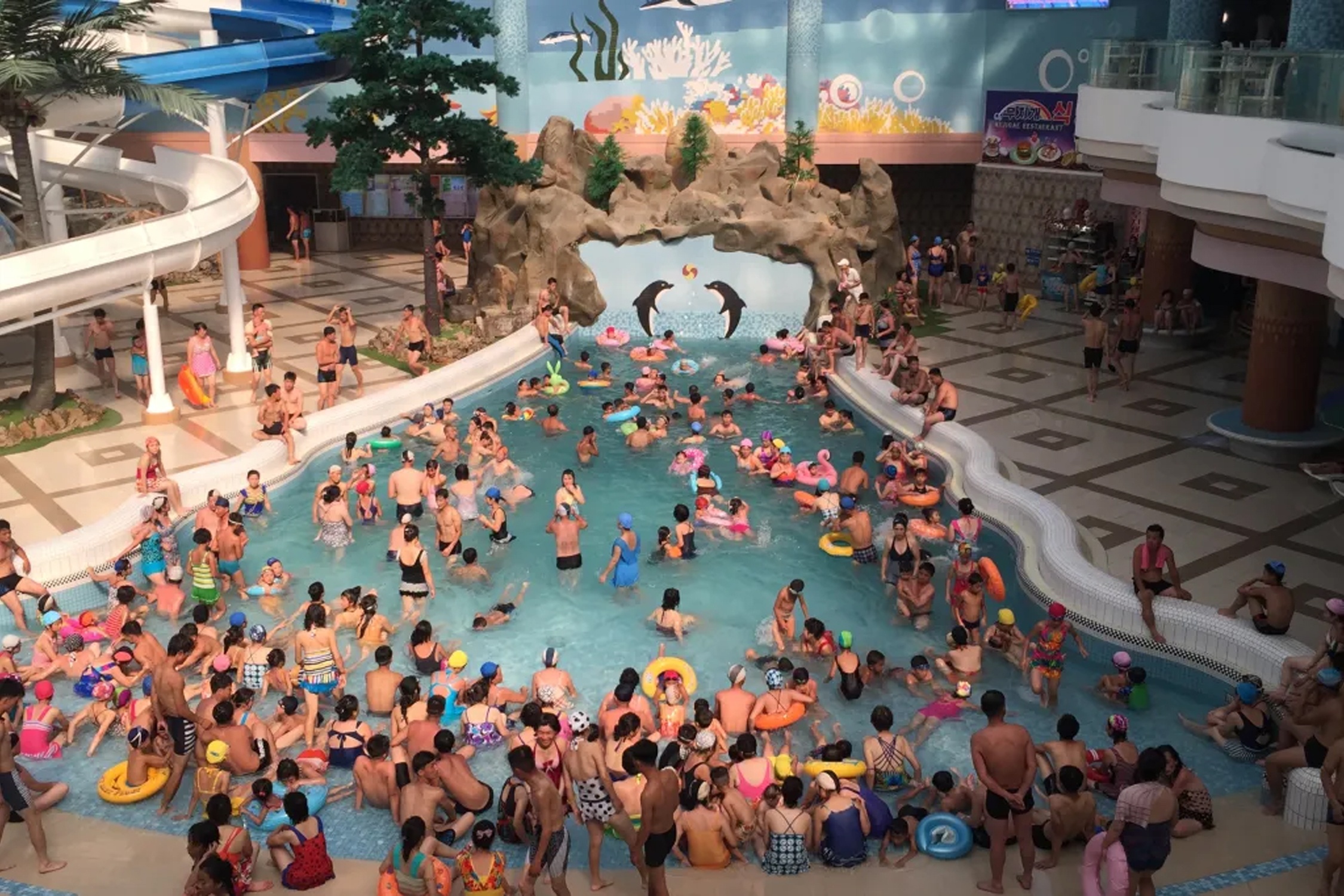 Nguoi dan Trieu Tien do xo den cong vien nuoc sau Covid-19 hinh anh