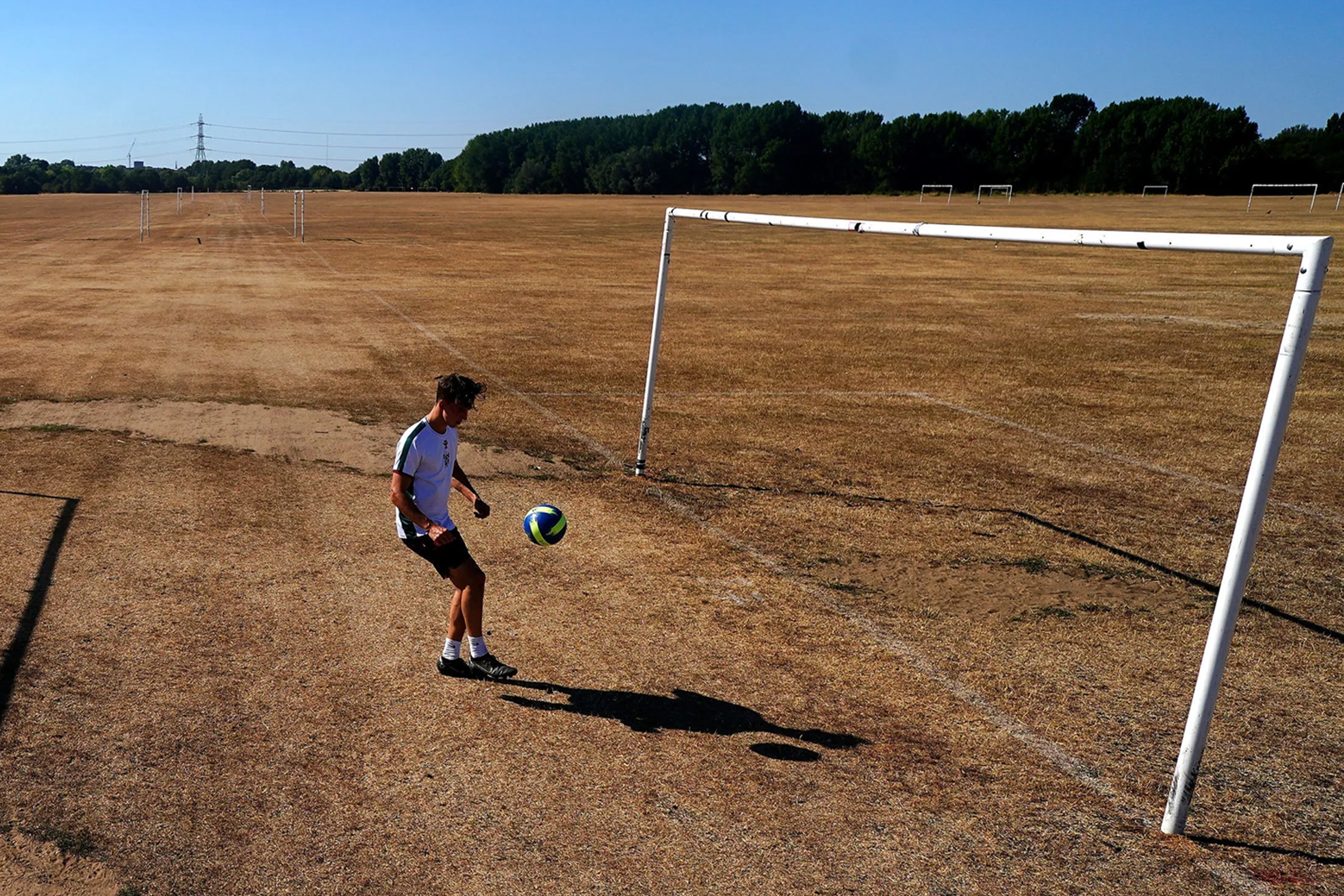 San bong o Anh chuyen mau nau do nang nong ky luc hinh anh