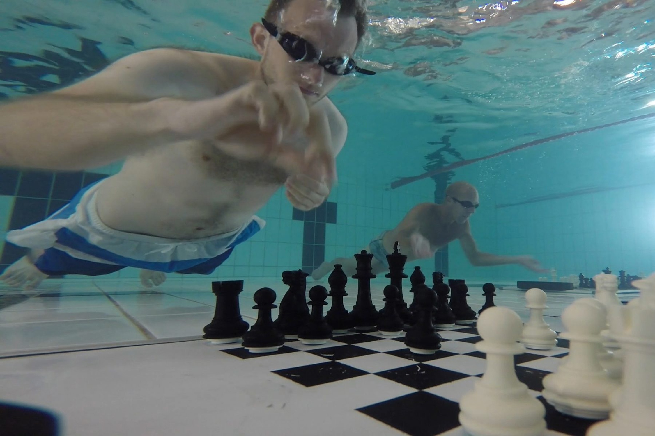 Thu thach choi co vua duoi nuoc hinh anh