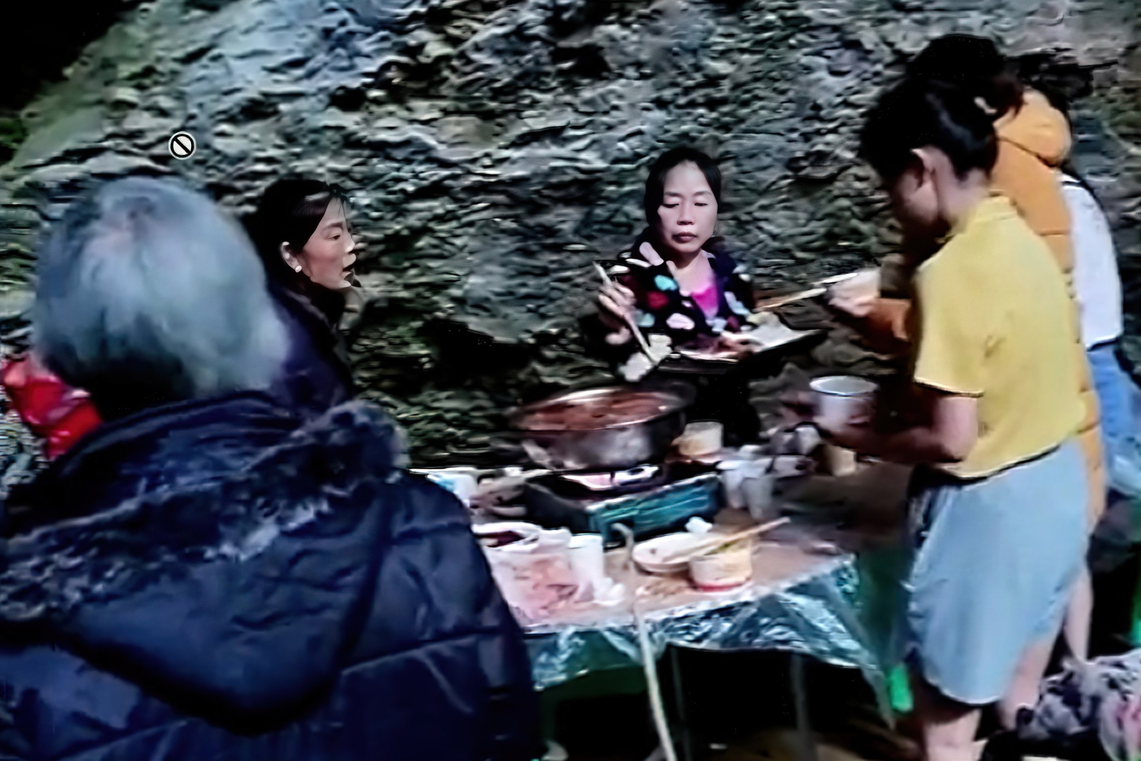 Dan lang Trung Quoc vao hang an lau de tranh nong hinh anh