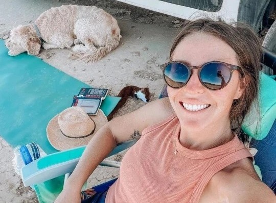 Cong khai dong tinh, ly hon chong roi di khap the gioi hinh anh