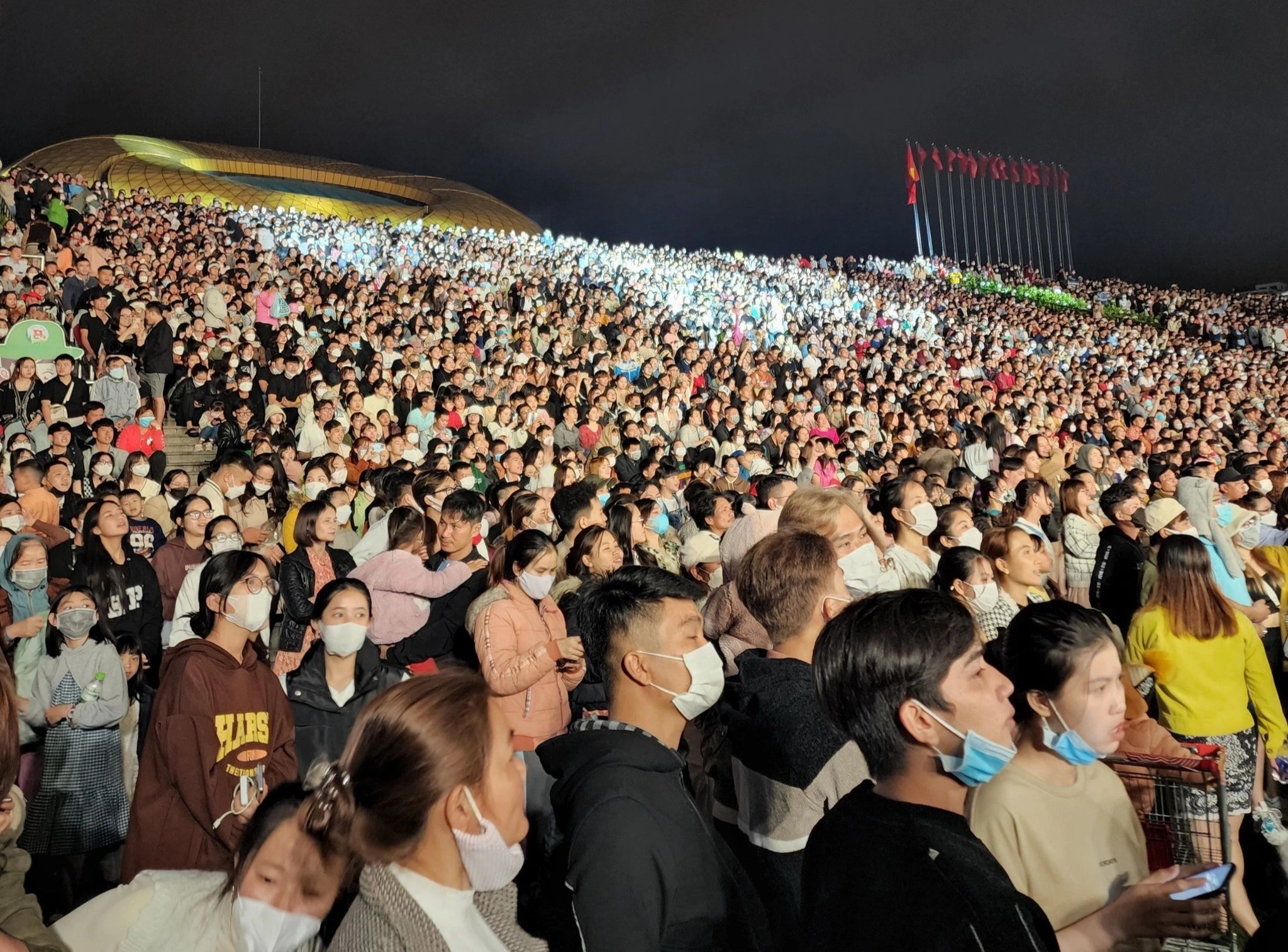 Bien nguoi chen chan o quang truong Da Lat cuoi ky nghi le hinh anh