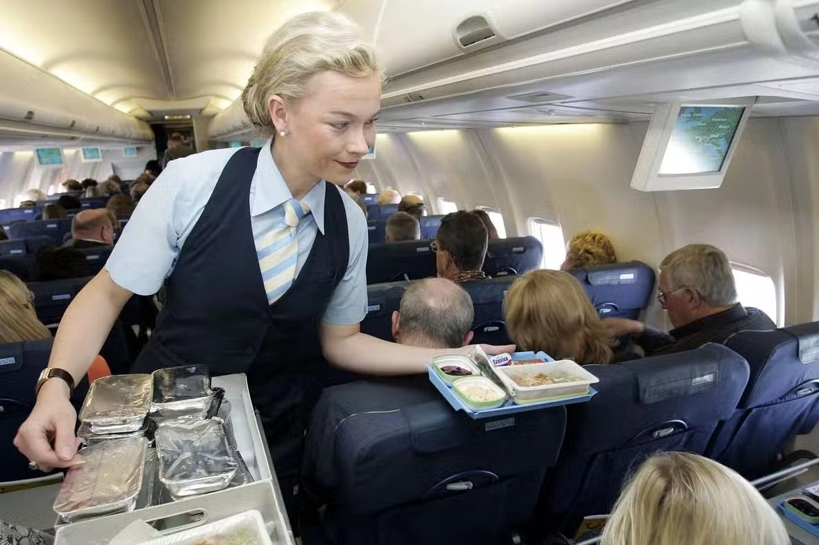 7 loi giao tiep khien tiep vien hang khong kho chiu hinh anh