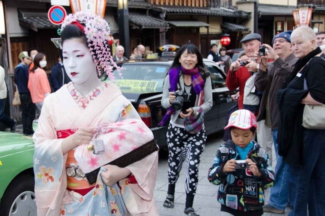Hanh dong cua du khach khien dan dia phuong kho chiu hinh anh