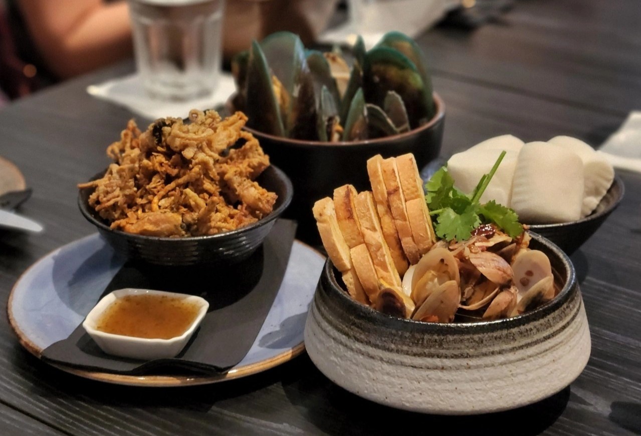 An uong tu binh dan den sang trong o Singapore hinh anh