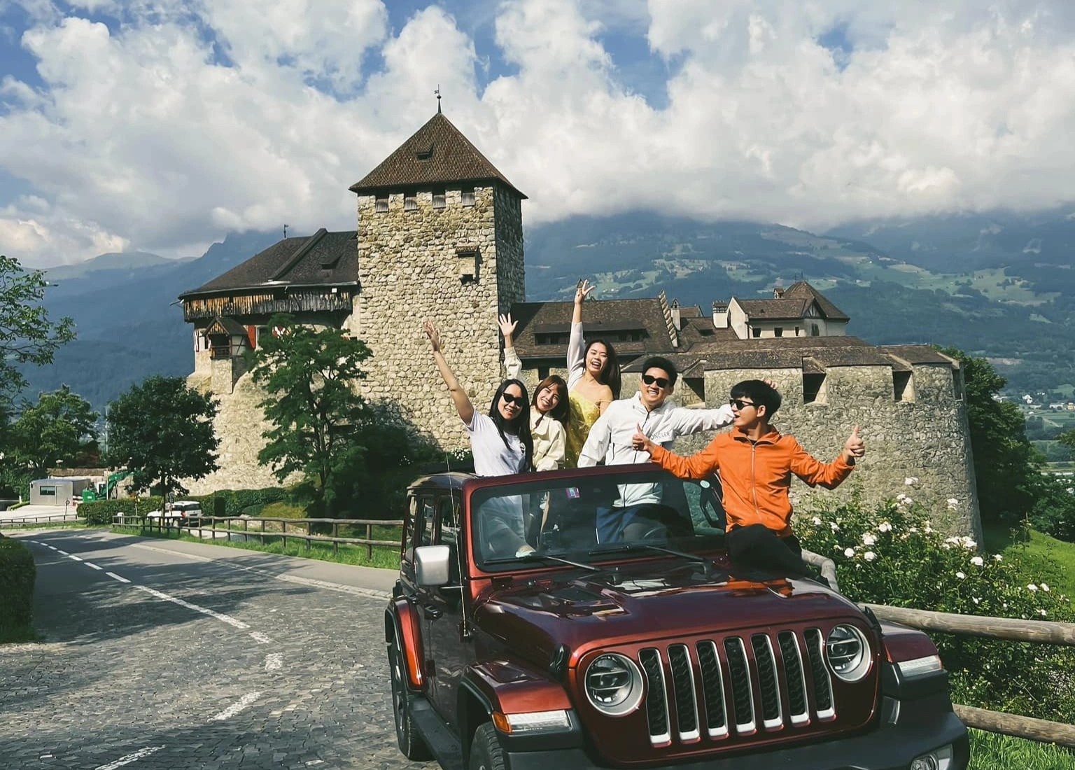 Tour chau Au gia tram trieu dong hut khach hinh anh