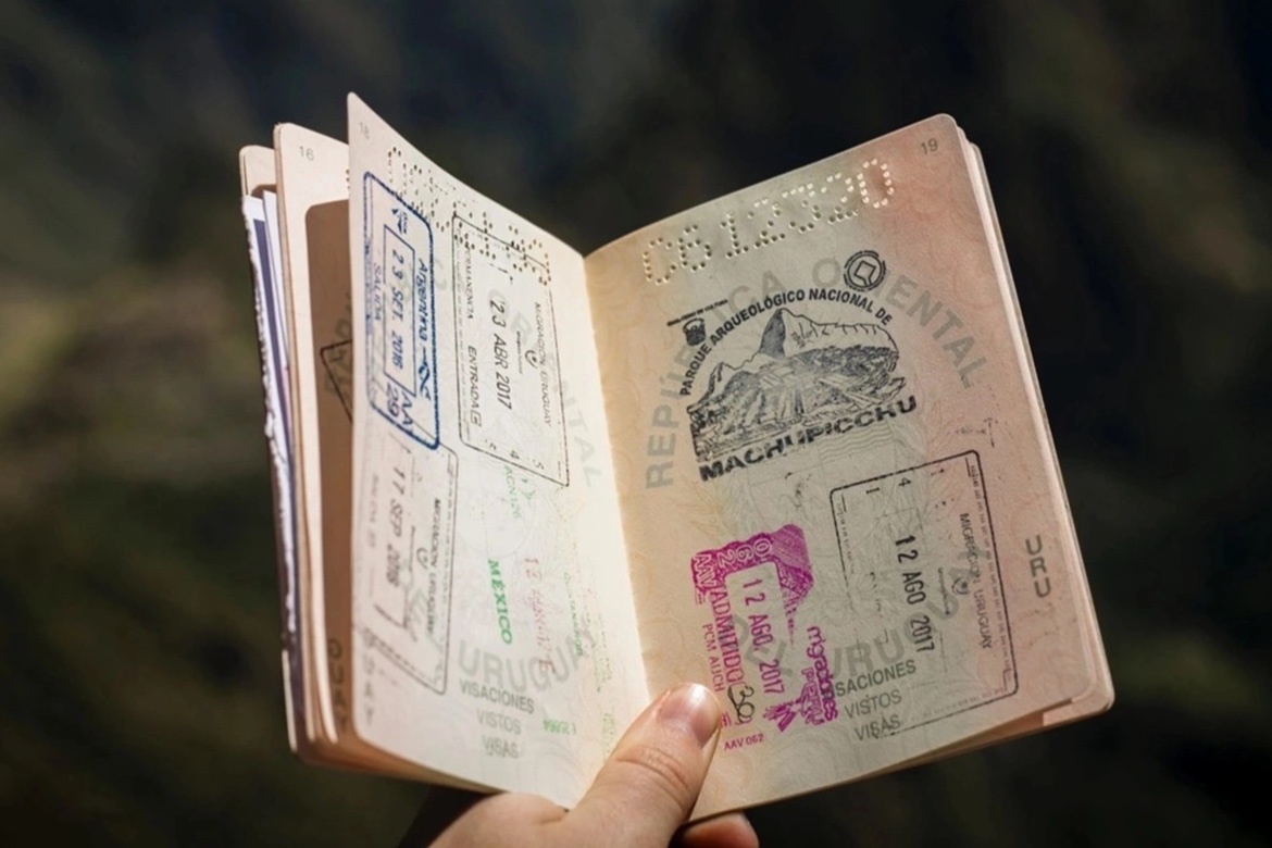 Khong duoc bay vi vet rach nho tren ho chieu hinh anh