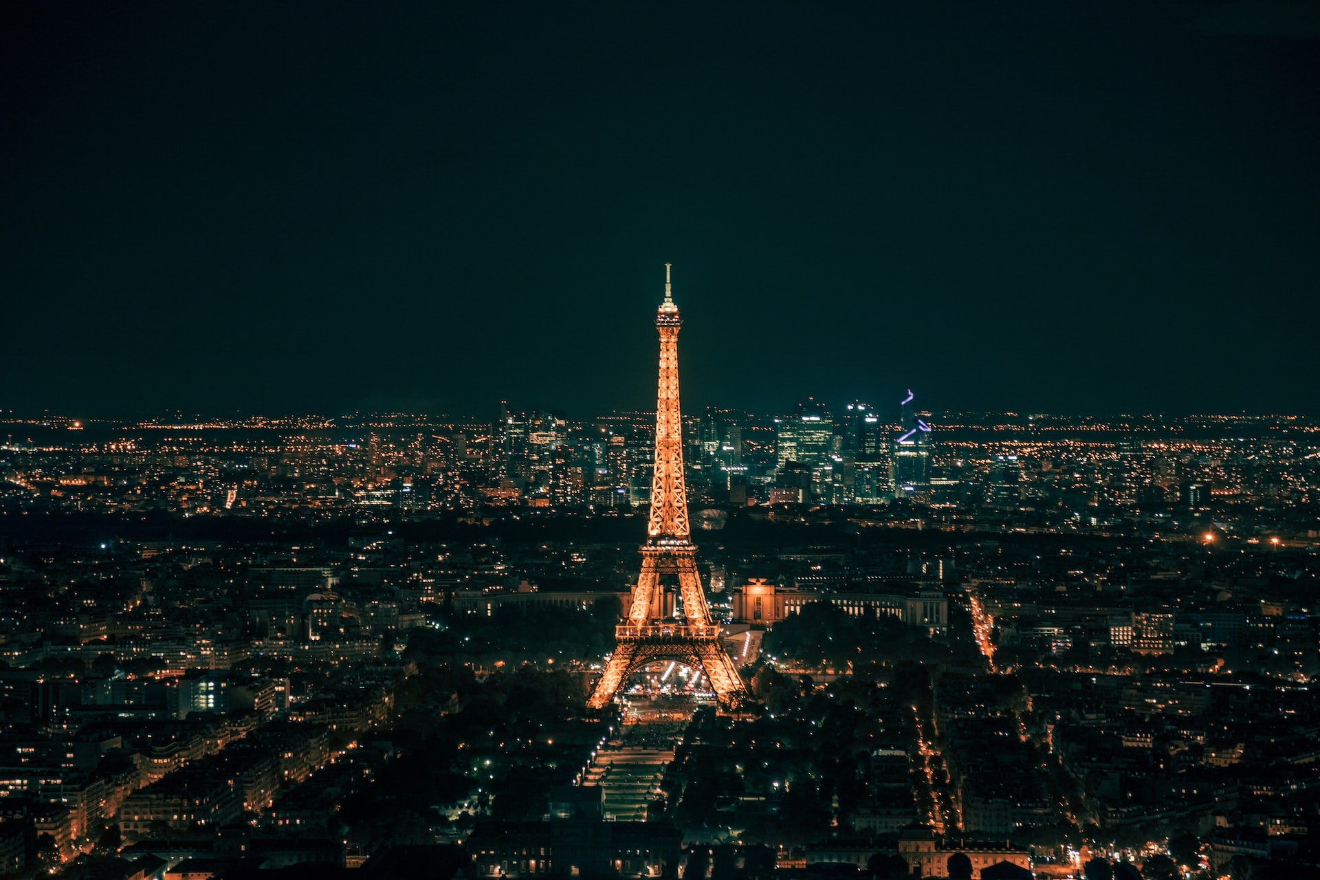 Thap Eiffel tat den som vi khung hoang nang luong hinh anh